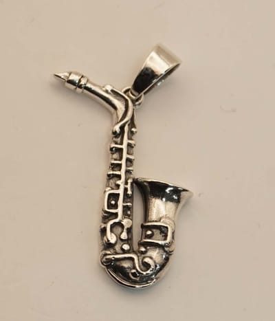 Sterling zilveren hanger saxofoon - hanger sierlijke saxofoon gemaakt van 925 zilver - zilveren hanger voor halsketting van een muziekinstrument - kettinghanger van een muziekliefhebber - mooie zilveren hanger voor een muzikant