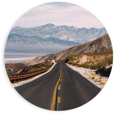 Forex Wandcirkel - Weg Tussen de Bergen - 90x90cm Foto op Wandcirkel (met ophangsysteem)