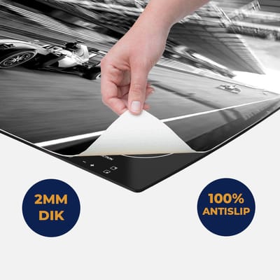 Chefcare Inductie Beschermer Formule 1 Auto bij de Finish in het Rood - Zwart Wit - 60x50 cm - Afdekplaat Inductie - Kookplaat Beschermer - Inductie Mat