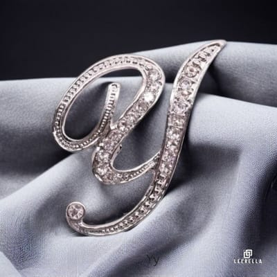 Luxe Strass | Y | Letter Broche Zilverkleurig met Zirconia Steentjes – Unisex Cursieve Initialen Pin Diverse Maten Voor Heren & Dames