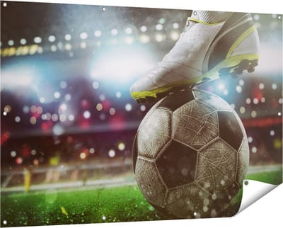 Gards Tuinposter Voetbal Aftrap met de Bal in het Stadion - 150x100 cm - Tuindoek - Tuindecoratie - Wanddecoratie buiten - Tuinschilderij