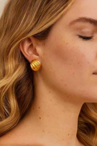 Lundholm Luxe Oorknopjes Dames Goudkleurig Oorbellen – Premium Stainless Steel Gold Plated – Statement Studs (2,75 × 2,25 cm) – Riva Serie - Vrouwen Cadeautjes Tip - Inclusief Luxe Geschenkverpakking