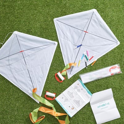 Ontwerp je eigen vlieger met waterverf pennen - DIY knutselpakket voor feestjes en verjaardagen, inclusief creatieve materialen en vliegeractiviteit