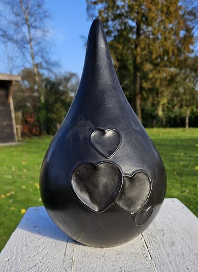 BRONZEN URN MET HARTJES / DRUPPELVORMIG