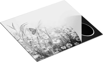 Chefcare Inductie Beschermer Witte Kamille Bloemen met een Vlinder - Zwart Wit - 60x50 cm - Afdekplaat Inductie - Kookplaat Beschermer - Inductie Mat