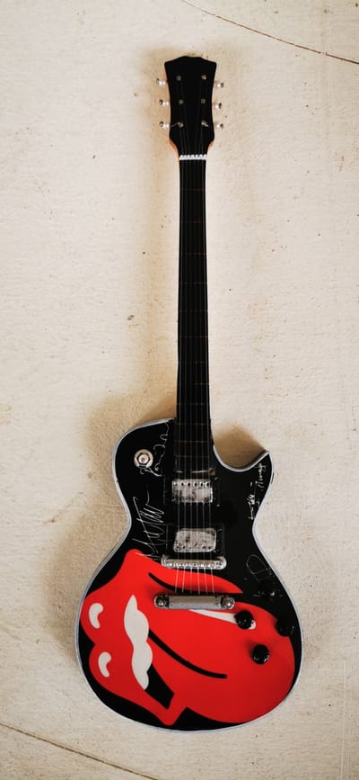 The Rolling Stones Miniatuur Gitaar LP Model – Houten Classic Rock Decoratie met Standaard – Luxe Autograph Band Merchandise – 25 cm Hoog – Stoer Mancave Cadeau