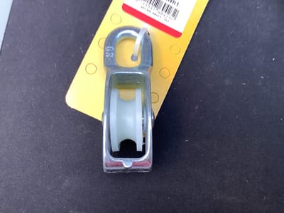 katrol . hijskatrol enkel rol 8mm verzinkt, met kunststof rol. deltafix.