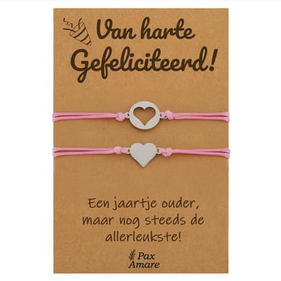 Vriendschapsarmbandjes voor 2 "Van Harte Gefeliciteerd" - Omgekeerde Hartjes - BFF Armbandjes met Verjaardags Cadeau Kaartje - Zilverkleurig & Roze - Elastisch Verstelbaar - Pax Amare