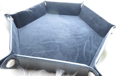 Dice Tray | Dobbelstenen Bakje - Zwart | Velvet en Leer met Drukknoopjes | Voor D&D en Andere Rollenspellen | Dungeons and Dragons | Dobbelstenen Bak | Rollen Dobbelstenen | Dobbelsteenbak | Dice Rolling Tray