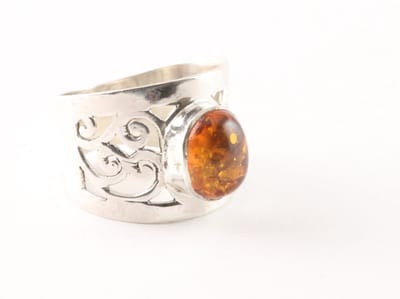 Opengewerkte zilveren ring met amber - maat 18.5