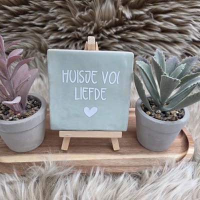 Robuust Wenstegeltje – Huisje vol liefde – Hip trendy tegeltje – 10x10 cm – Leuk Cadeau voor Vriendin, Zus, Juf, Collega of zomaar voor jezelf – Stijlvolle Woondecoratie – Trendy nu – Decoratief Tegeltje met Standaard – Cadeau Idee