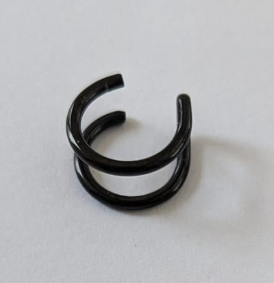 M-apART Ear-cuff-zwart-chirurgisch-staal-geen-gaatjes