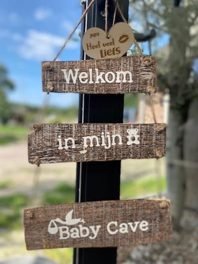 boomstammetjes hangend  inclusief houten hartje veel liefs - 20x29cm - baby cave - natural - kraamcadeau - babykamer - baby geboren