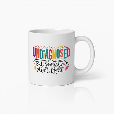 Grappige Mental Health Mok 330ml – “Undiagnosed But Somethin’ Ain’t Right” – Humoristische Koffiemok voor Vrienden, Collega’s of Studenten