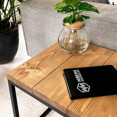 Denton bijzettafel – 50 x 50 x 50 cm – hout en zwart staal – handgemaakt – Wibema