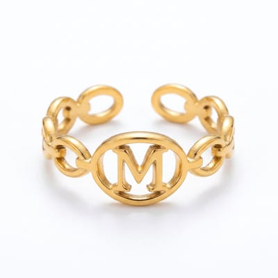 Lundholm Quincy M Ring Dames Goudkleurig – Premium Stainless Steel Jewellery Gold PVD Plated – Verstelbare Ring met Letter M Naam Ring Cadeau Vrouw – One Size – my Scandinavisch Design