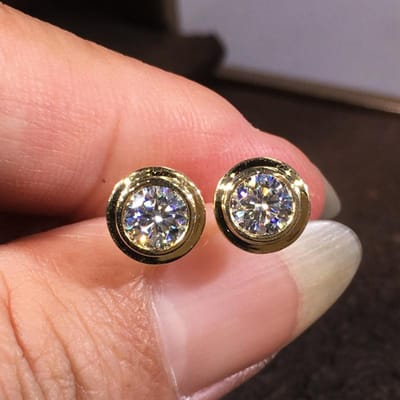 Boucles d'oreilles à tige Huitan, design contracté, accessoires quotidiens pour femmes, couleur or, zircone brillante, bijoux à tige pour femmes beige