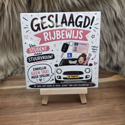 Wenstegeltje "Geslaagd rijbewijs stuurvrouw" – Cadeau tegeltje – Trendy nu – Geslaagd – Vriend(in) – Rijbewijs – Zomaar – Cadeau – Incl standaard - Ingepakt met confetti