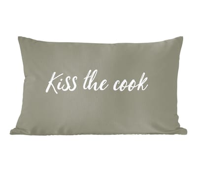 Sierkussens - Kussentjes Woonkamer - 50x30 cm - Quotes - Kiss the cook - Spreuken - Kok - Zoen