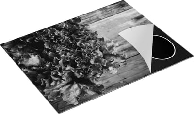 Chefcare Inductie Beschermer Groene Sla op een Houten Achtergrond - Zwart Wit - 77x59 cm - Afdekplaat Inductie - Kookplaat Beschermer - Inductie Mat