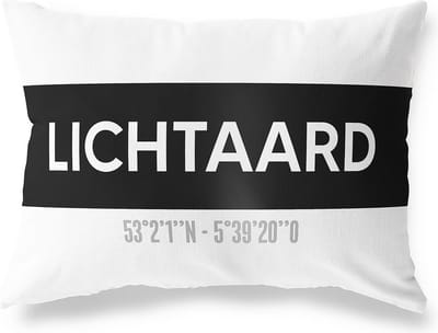 Tuinkussen LICHTAARD - FRIESLAND met coördinaten - Buitenkussen - Bootkussen - Weerbestendig - Jouw Plaats - Studio216 - Modern - Zwart-Wit - 50x30cm