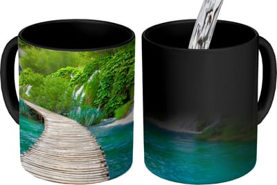 Magische Mok - Foto op Warmte Mokken - Koffiemok - Brug - Water - Planten - Waterval - Groen - Magic Mok - Beker - 350 ML - Theemok