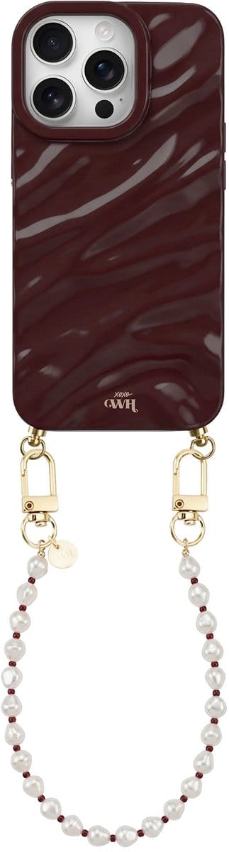 xoxo Wildhearts Burgundy Glaze telefoonhoesje met koord - geschikt voor iPhone 13 Pro - Burgundy Pearl (kort koord) - Dream hoesje met telefoonkoord - Glimmende silicone case met plooien - Parelketting met burgundy & gouden details - Bordeaux rood