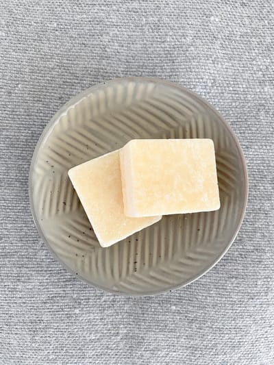 Amberblokjes - geurblokjes - amber - amberblokje amber - geuren - lekker geurende blokjes - cadeautjes - feestmaanden - aangename geur voor in huis - beige - per stuk te koop - frisse geuren