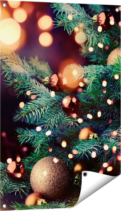 Gards Tuinposter Versierde Kerstboom met Lichtjes - 60x90 cm - Tuindoek - Tuindecoratie - Wanddecoratie buiten - Tuinschilderij