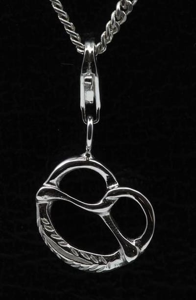 Zilveren Pretzel zoute krakeling hanger én bedel