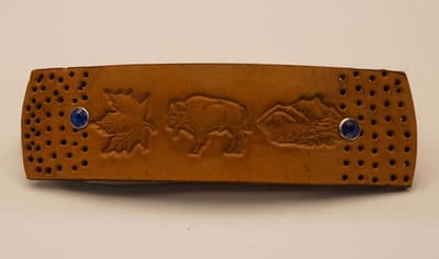Leren haarclip bizon, bergen en herfstblad met aan de zijkant kleine gaatjes in de kleur beige - handgemaakte Nederlandse haarclip - lederen haarspeld beige - leren haarspeld bizon - beige haarclip bizons - natuurlijke leer haarclips - leuk haarclip