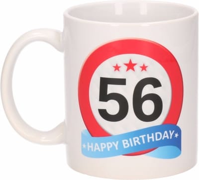 Beallatio Decorations - 56 jaar Verjaardag koffiemok - cadeau beker - stopbord print met happy birthday - 300 ml - keramiek - wit