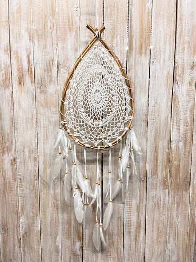 Dromenvanger (teardrop) wit gehaakt in rotan ring ±Ø32cm