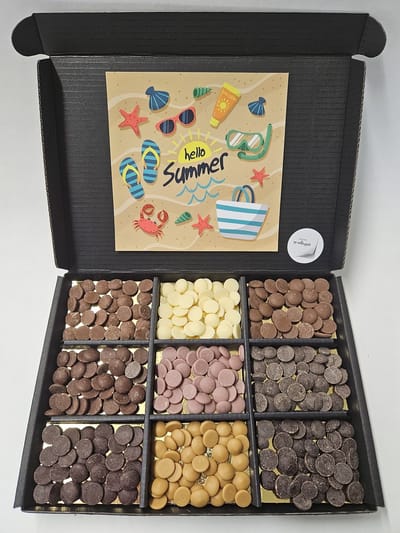 Chocolade Callets Proeverij Pakket met Mystery Card 'Hello Summer' met persoonlijke (video) boodschap | Chocolademelk | Chocoladesaus | Verrassing box Verjaardag | Cadeaubox | Relatiegeschenk | Chocoladecadeau
