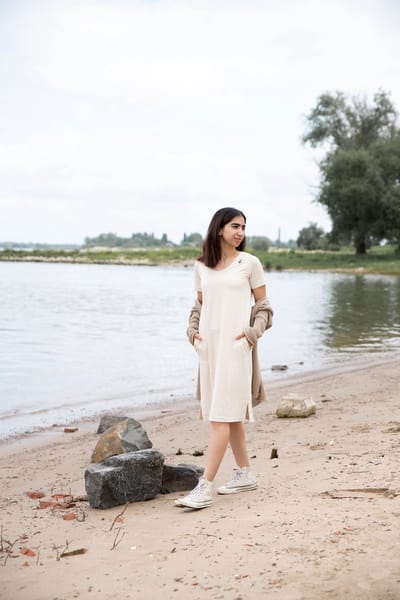 Knit Factory Lily Jurk - Dames midi-jurk met ronde hals - Rechte jurk - Korte mouwen - Jurk voor het voorjaar en de zomer - Urban Green - S