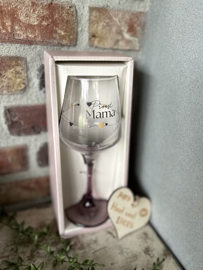 Creaties van Hier - Cadeau pakket Wijnglas met de tekst Mama met houten hartje - 21 x 8,2 cm - Glas