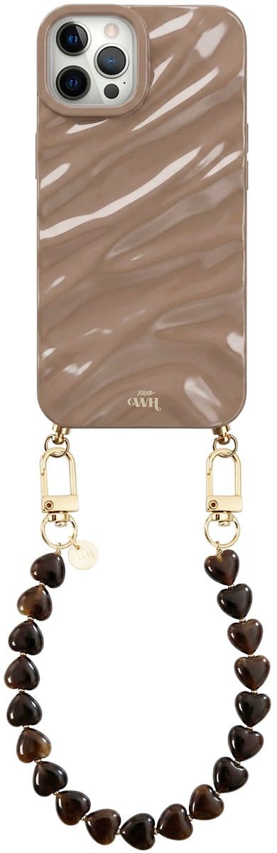 xoxo Wildhearts Taupe Glaze telefoonhoesje met koord - geschikt voor iPhone 12 Pro - Sweetheart Brown - Dream hoesje met telefoonkoord - Glimmende silicone case met plooien - Korte hartjes ketting met gouden details - Beige