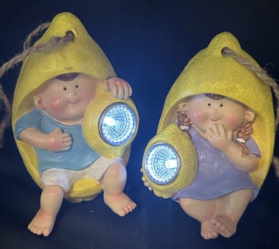 Polyresin solarlamp "hangende kids in Citroen" - Set van 2 stuks - met lantaarn LED - jongen met citroen en meisje met bloem - Hangend & Staand model - hoogte 12 x 9 x 8 cm - Met ophangkoord - Tuindecoratie - Tuinverlichting