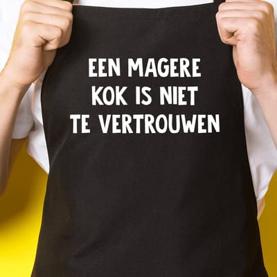 Zwart keukenschort / BBQ-schort met tekst | Een magere kok is niet te vertrouwen | Katoen - One size - Verstelbaar - Wasbaar - Cadeau voor hem - Vaderdag - Gratis verzending - Cadeau voor Kerst & sinterklaas | Incl. 2 jaar garantie