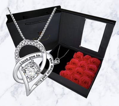 Mea Manu® I Love You to the moon and back - Moederdag cadeautje - Cadeautje voor vrouw - Statement ketting - Geschenkset - Rozen Giftbox met ketting - 12x rode zeeprozen met geur - Geschenkdoos - Valentijn cadeautje voor haar - Mothersday