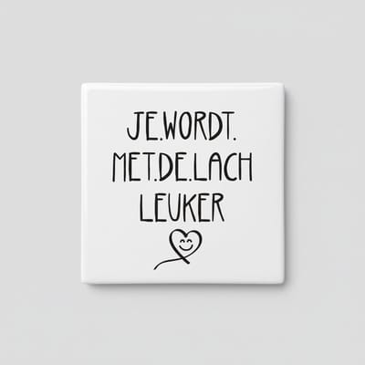 Je Wordt Met de Lach Leuker Keramische Tegel – Inspirerende Quote Wanddecoratie – 15 x 15 cm