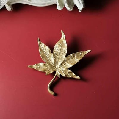 Exquise Goudkleurige Metalen Esdoornblad Broches Voor Vrouw Meisje Eenvoudige Feestkleding Accessoires Gesp Speld Broche Cadeaus beige