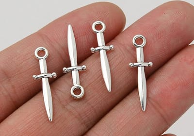 Hiden - Oorhangers - Enkelbandje - Sieraden Maken Meisjes - Oorbellen Maken - Cosplay - Anime - Sieraden Maken Volwassenen Pakket - Dolk - 5 stuks