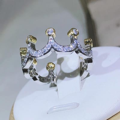 Hoogwaardige sterling zilveren ring met gouden kroon en zirkoon voor dames, perfect als feest-, verlovings- of mode-sieraad. 8 white