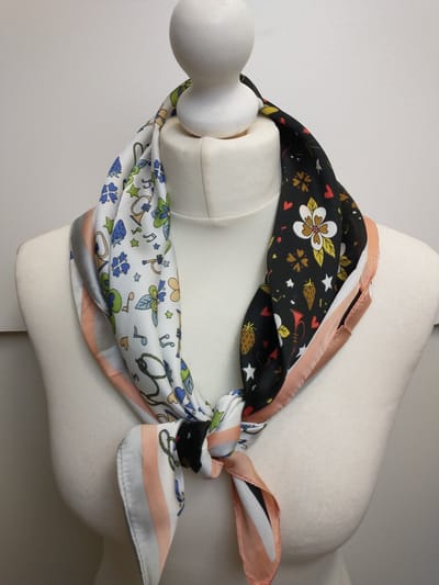 Vierkante dames sjaal Wies fantasiemotief abrikoos wit zwart rood geel bruin groen