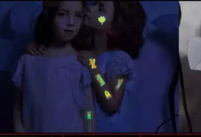 Akyol - Tattoovel auto– auto's - 2 vellen - glow in the dark auto - tattoo-glow in the dark tattoo - 2 vel met tattoos - tattoo met auto's - auto cadeau tattoo - nep tattoo voor jongens en meisjes - fantasie-nep tattoo