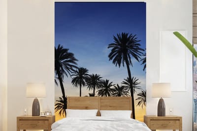 Behang - Fotobehang Palmboom - Natuur - Strand - Zon - Nacht - Breedte 170 cm x hoogte 260 cm