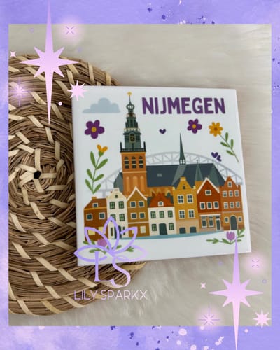 Tegel Nijmegen | Vierdaagse | Waalbrug | Stevenskerk | NEC | Goffertstadion | Kerst | Wanddecoratie | Woonaccessoires | Woonaccessoire | Interieur | Wonen | Tegeltekst | Sfeer | Luxe | Woontegel | Keramiek | Tegeltje | Koffietijd | Kantoor | Keuken