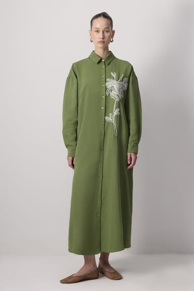 Touché Privé - Geborduurde doorknoopjurk met natuurlijke textuur - Khaki - Dames