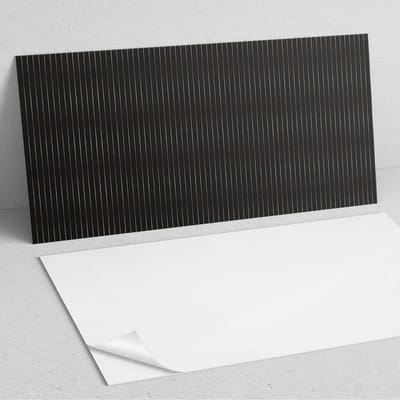 Coloray Wandpanelen Zelfklevend - Verticale lijnen in ritme PVC Wandpaneel - 100 cm x 50 cm - Zwart Wandbekleding Zelfklevend - 1 stuk - Texturen Wandpanelen Zelfklevend - Keuken Wandpanelen - Wandpanelen Badkamer